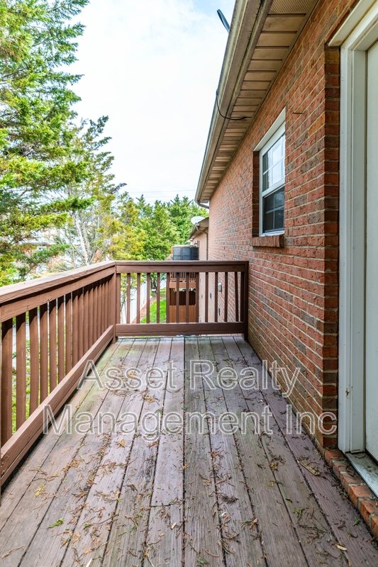 1667 Maple View Way property image