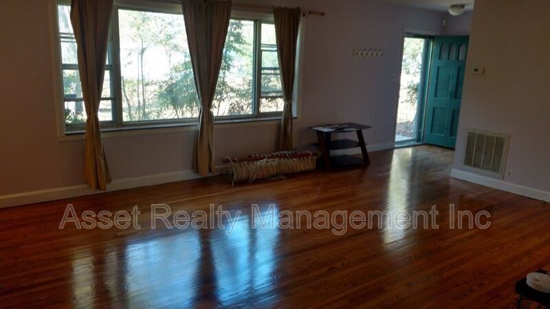 102 Eastwood Dr - 1 property image