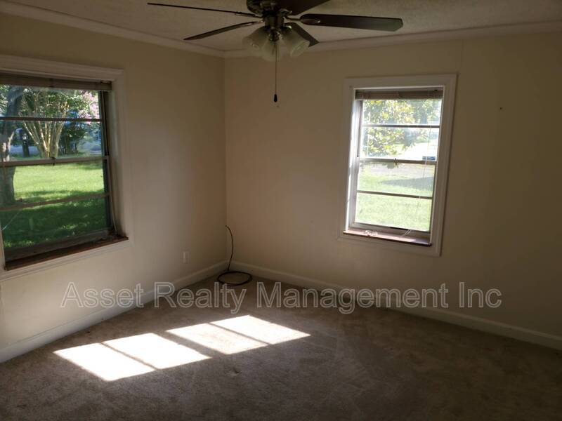 102 Eastwood Dr - 1 property image
