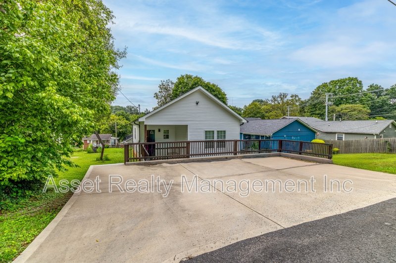 619 Midlake Drive Northeast property image