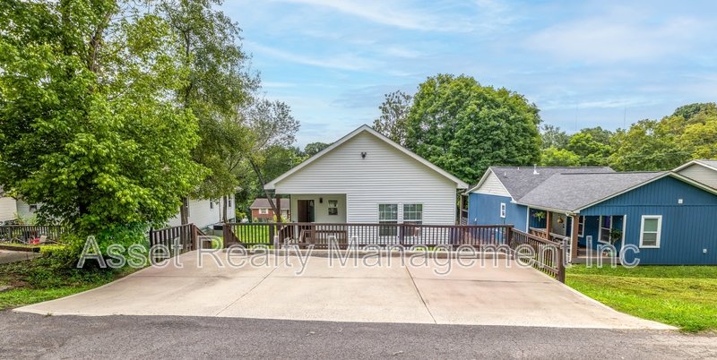 619 Midlake Drive Northeast property image