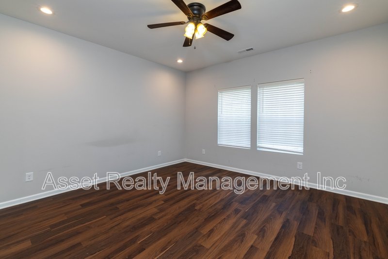 619 Midlake Drive Northeast property image