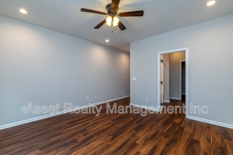 619 Midlake Drive Northeast property image