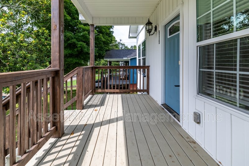 619 Midlake Drive Northeast property image