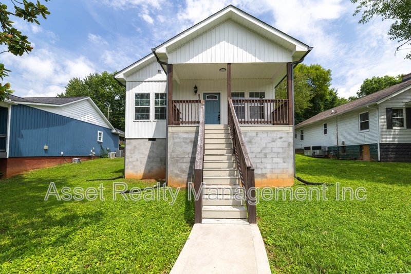 619 Midlake Drive Northeast property image
