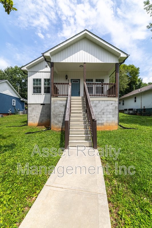 619 Midlake Drive Northeast property image