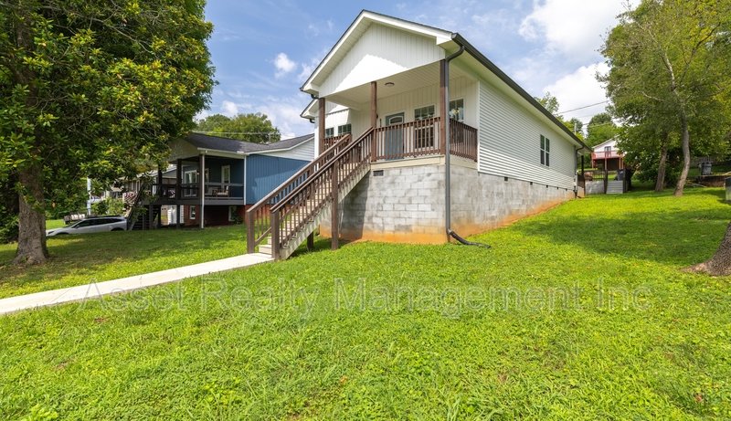619 Midlake Drive Northeast property image