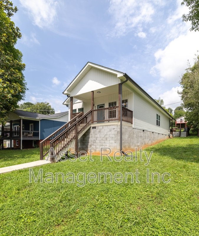 619 Midlake Drive Northeast property image