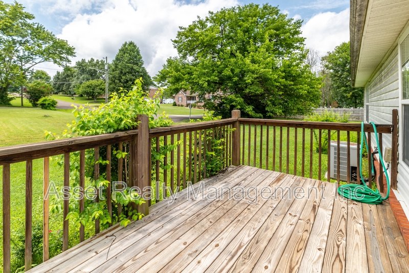 801 Colonial Estates Way property image