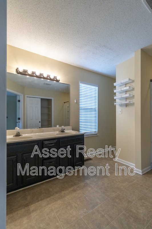 1405 Wenlock Road property image